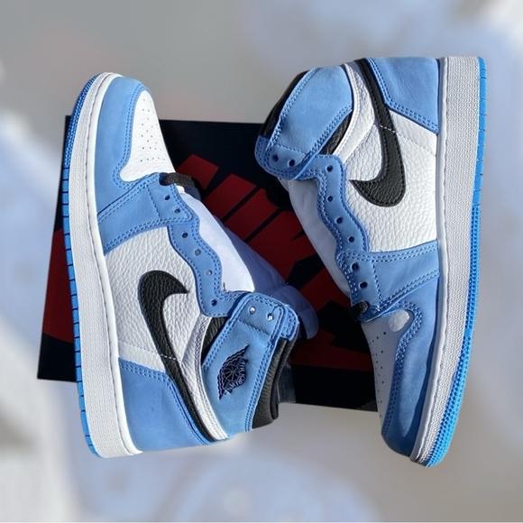 New Jordan 1  Retro UNC Size 7 Y / 8.5 women / 7 Men - Picture 6 of 12